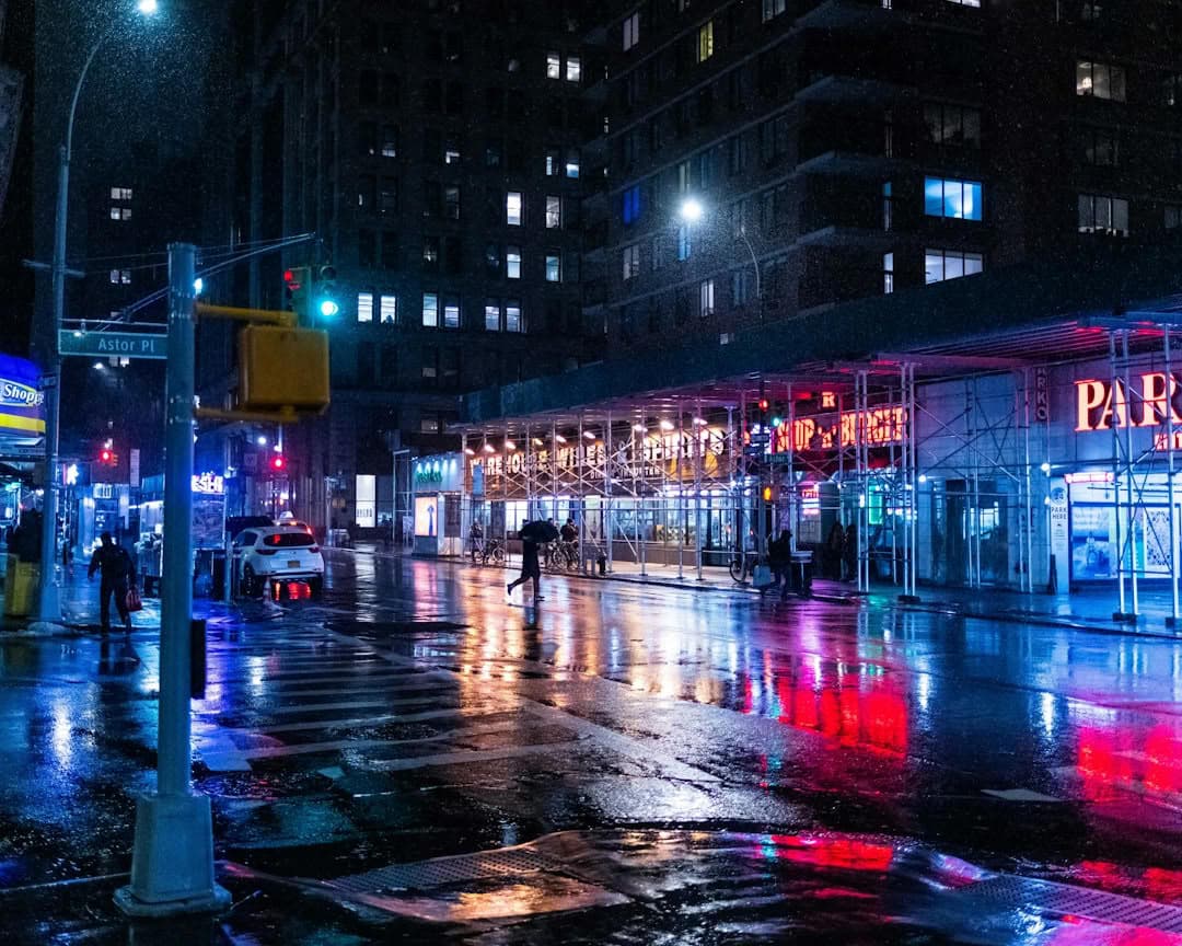 Symbolbild: Reflektor-Regenschirme für mehr Sichtbarkeit beim Festival of Lights