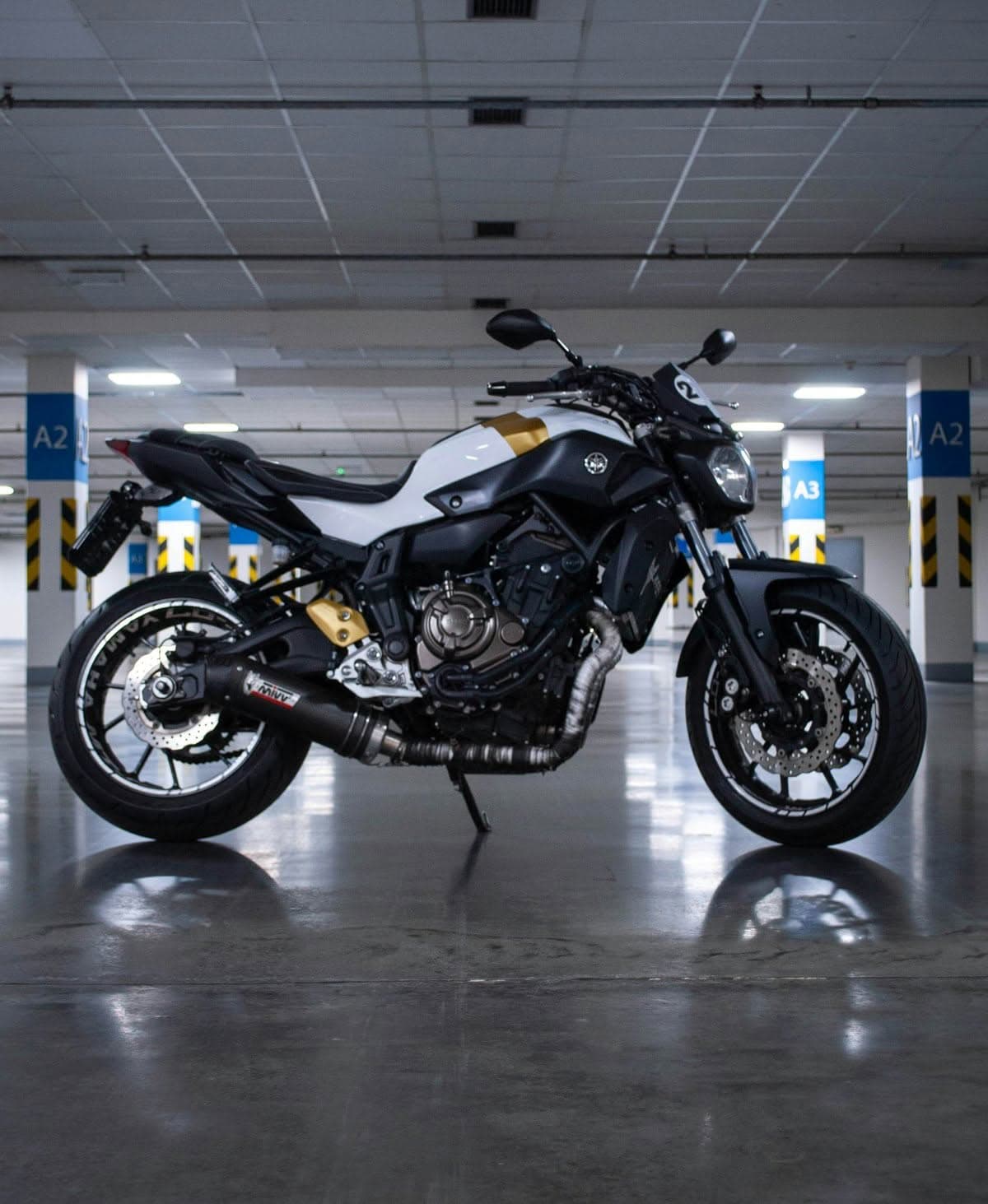 Weiße Yamaha MT-07 in einer Tiefgarage